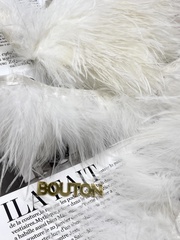 Белые перья на ленте марабу и страус