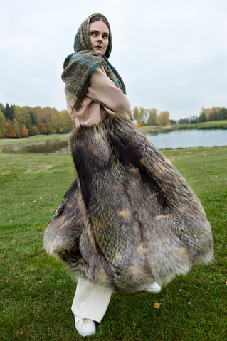 Меховое пальто. Верх - овчина (дубленка). Низ - сложноокрашенные серебристые лисицы.