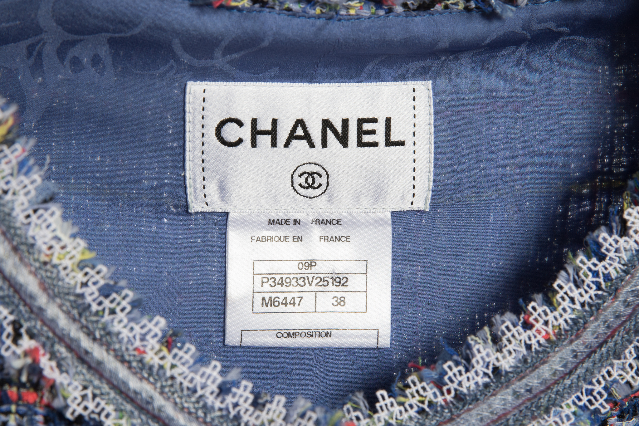 Стильное платье из твида от Chanel, 38 размер.