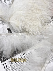 Белые перья на ленте марабу и страус