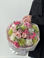 Букет из хризантемы, диантусов, оксипеталума, ранункулюсов и кустовых пионовидных роз