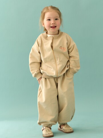 Бомбер и джоггеры, Песок