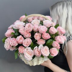 Корзина с кустовыми пионовидными розами сорта "Мадам Бомбастик"