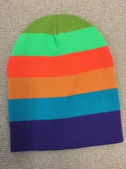 Зимняя двухслойная удлиненная шапочка бини c зелено-оранжевыми полосками.