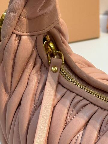 Сумка-хобо Miu Miu Wander matelassé nappa, пыльная роза