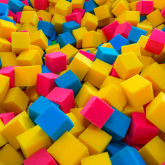 Поролоновые цветные кубики для батутной ямы