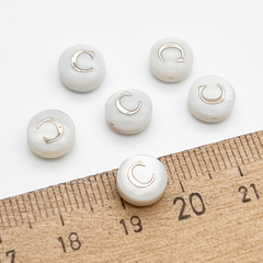 Буква C, бусина, перламутр, диаметр 7,5-8 мм, толщина 4,5-5 мм, цена за 1 шт