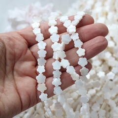 Перламутр натуральный, матовый, в форме цветка 8 мм, 1 нить ПР108