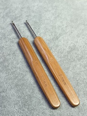 Крючок металлический с бамбуковой ручкой, 2,5 мм