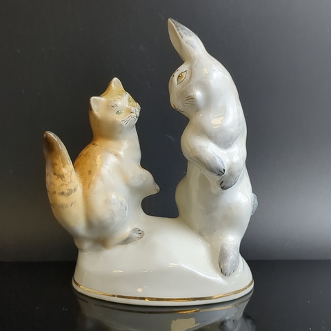 Статуэтка «Кот и заяц». Рижская фарфоровая фабрика. Фарфор, роспись. 1950-е г. Автор Лиза Дзегузе