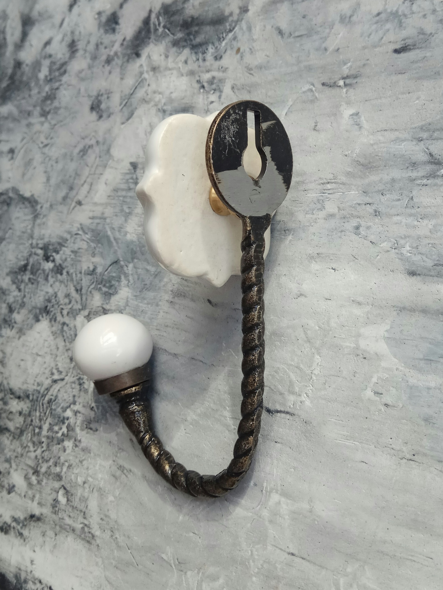 Крючок металлический,  с керамической вставкой кремового цвета,  антик