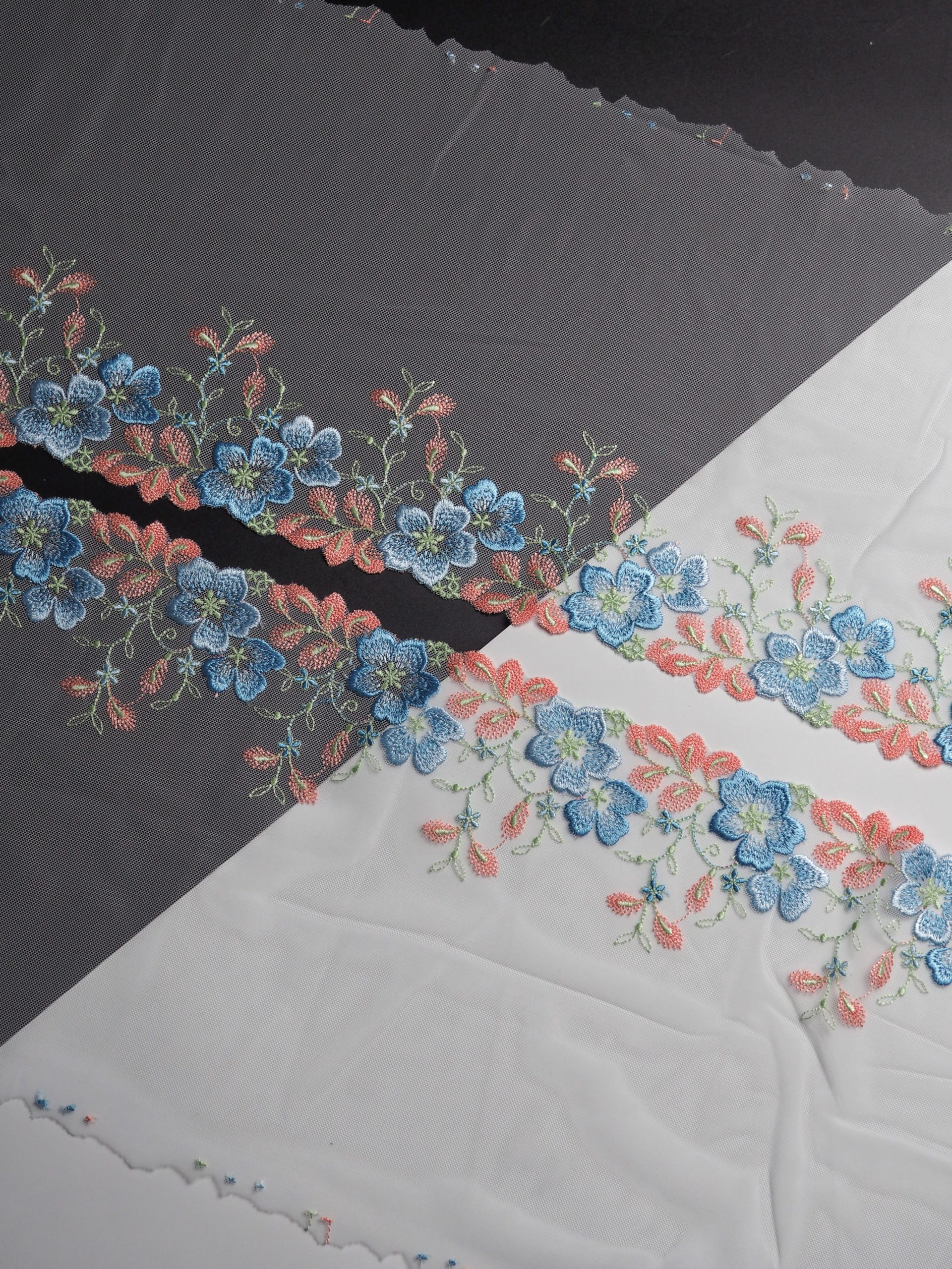 Вышивка на сетке светло-голубая с мультиколор ширина 22 см (2 стороны)