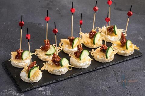 Канапе с вяленым томатом и сыром пармезан, 20 шт.