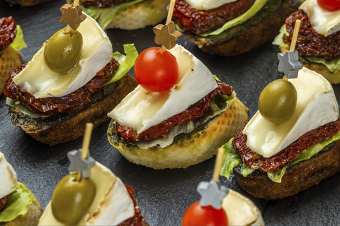 Кростини «Тоскана» с сыром бри и вялеными томатами, 21 шт.