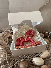 Красная лошадка. Подвеска FG-161