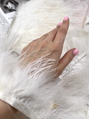 Белые перья на ленте марабу и страус