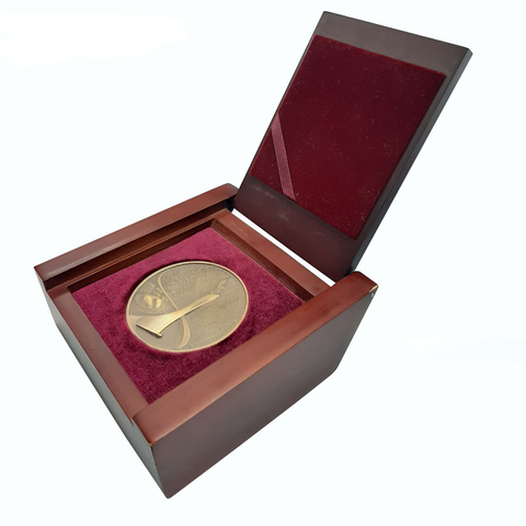 Памятная настольная медаль зимних олимпийских игр 2014 в г. Сочи. От президента Российской Федерации. Бронза 60 мм. В родной коробке