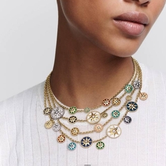 kole-mnogoyarusnoe-rose-de-vents-s-kruglymi-podveskami-s-naturalnymi-vstavkami-vgold