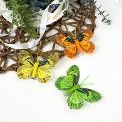 Бабочки перьевые, ЯРКИЕ, декоративные, 8 см, на зажиме, цвет микс, набор 3 шт.
