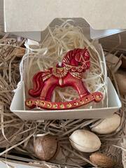 Красная лошадка. Подвеска FG-161