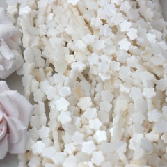 Перламутр натуральный, матовый, в форме цветка 8 мм, 1 нить ПР108