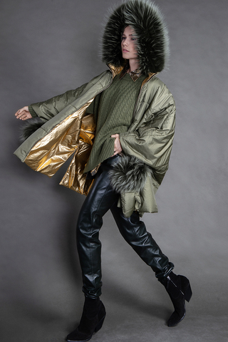 Пуховик двусторонний с капюшоном и варежками.