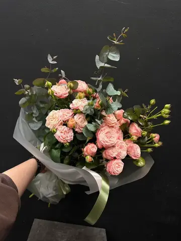 Букет из кустовой розы с эвкалиптом