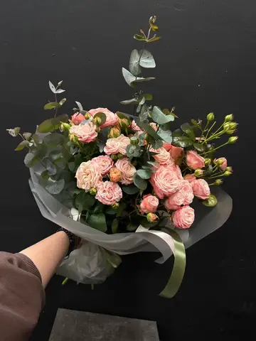 Букет из кустовой розы с эвкалиптом