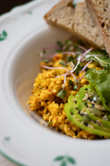 СКРЭМБЛ С АВОКАДО И БЕЗДРОЖЖЕВЫМ ХЛЕБОМ