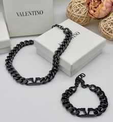 53232 - Колье-цепь крупная с подвесками лого в стиле VALENTINO в черном родаже
