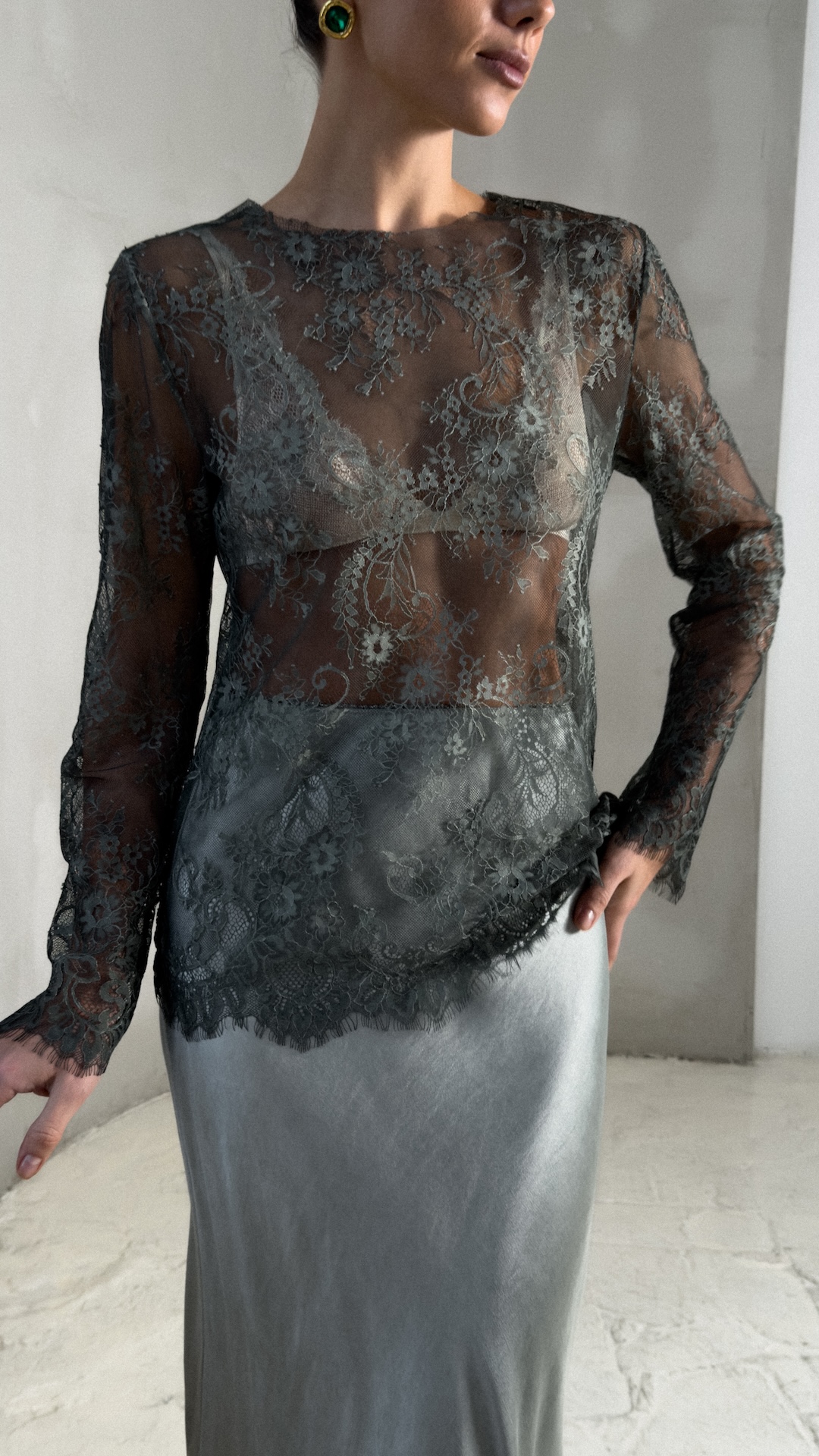 Лонгслив из мягкого кружева с ажурным краем