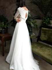 Джемпер на пуговицах сзади