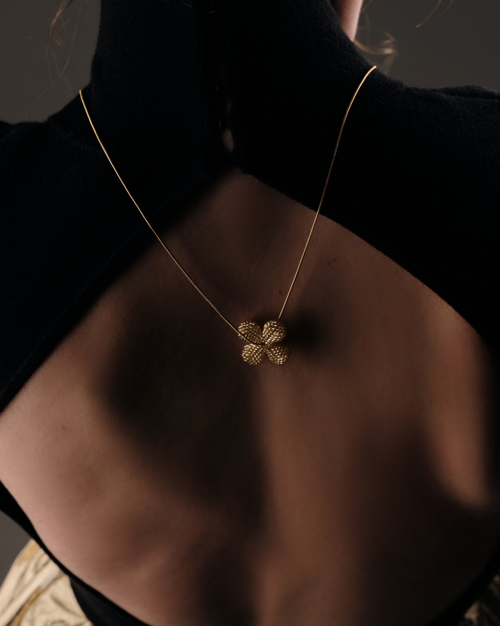 Моносерьга Pitted Flower – alvaar jewelry