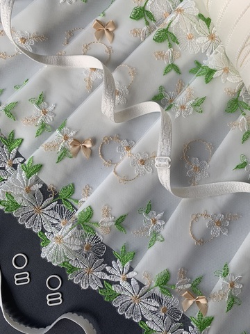 Вышивка на сетке бело-молочная ромашки 23 см