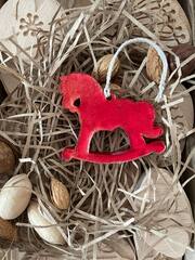 Красная лошадка. Подвеска FG-161