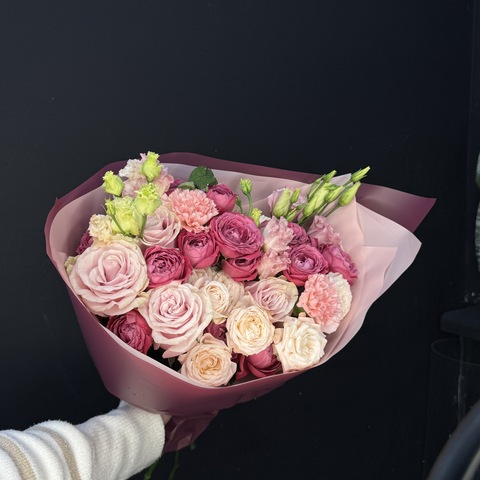 Букет из микса роз, диантусов и эустомы