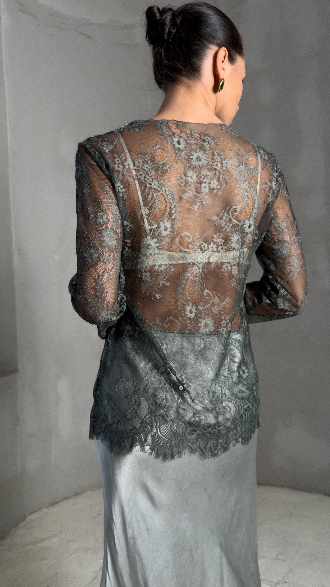 Лонгслив из мягкого кружева с ажурным краем