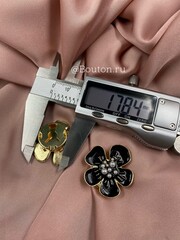 Накладка на пуговицу золотистая с черной эмалью в форме цветка с жемчугом (клипса)