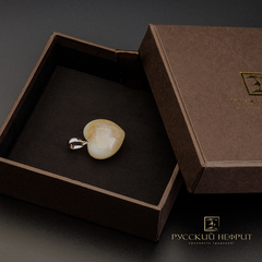 Подвеска "Сердце". Бело-табачный нефрит.