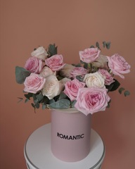 Шляпная коробка с пионовидными розами