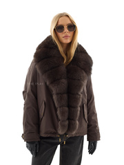 Короткая пуховая парка шоколадного цвета