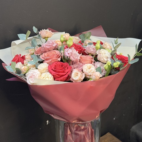 Букет из микса роз, эустомы и эвкалипта