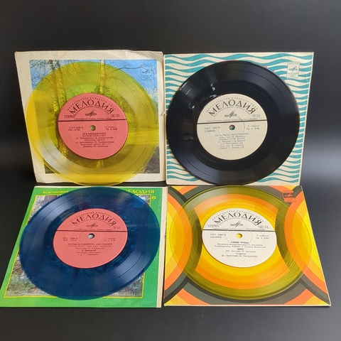 Набор из 4 цветных пластинок : ВИА Синяя птица / В. Высоцкий / А. Бабаджанян / Старинные вальсы. 4 Виниловые пластинка 7 дюймов. Мелодия СССР.