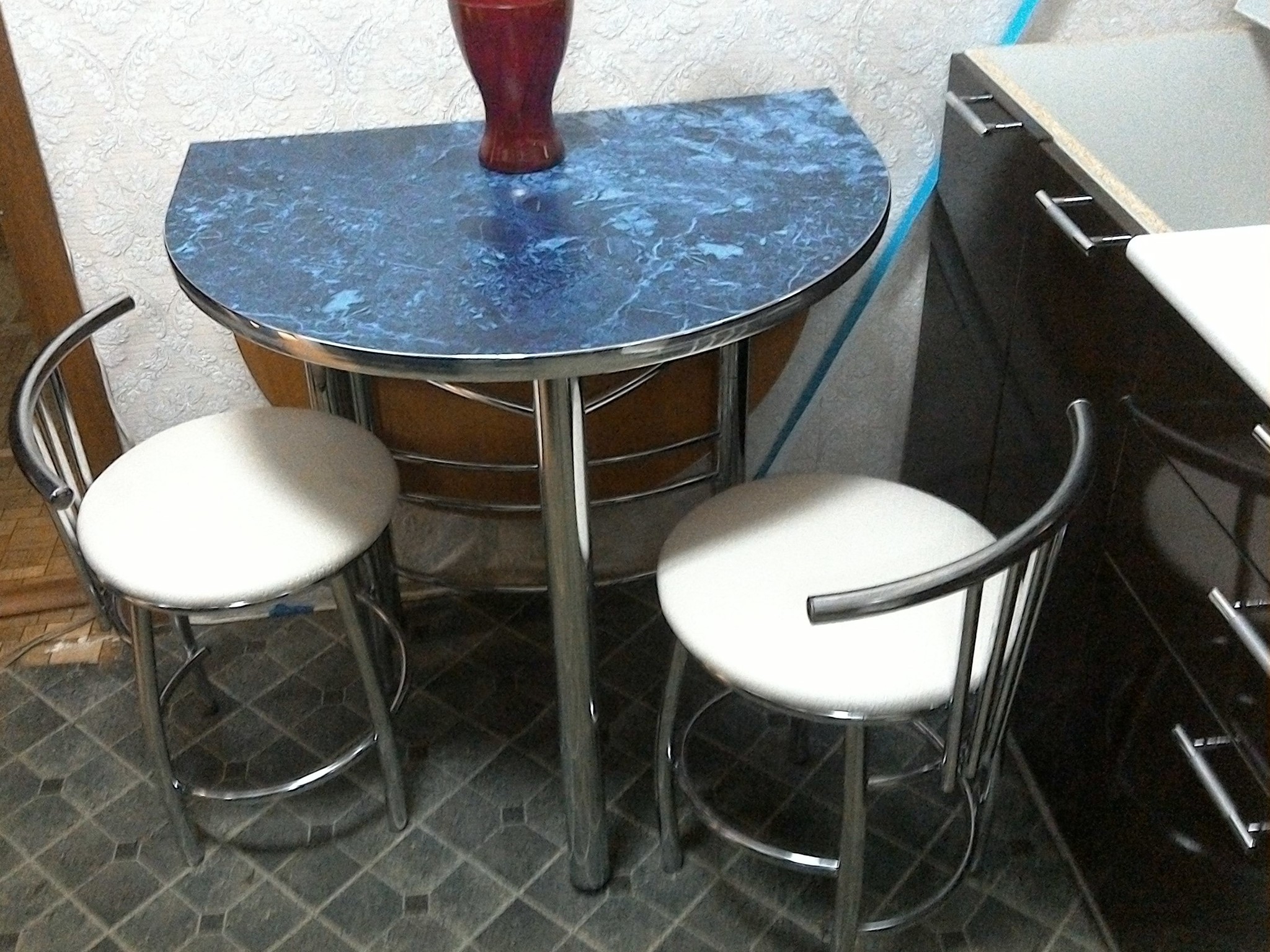 стол на маленькую кухню из пластика