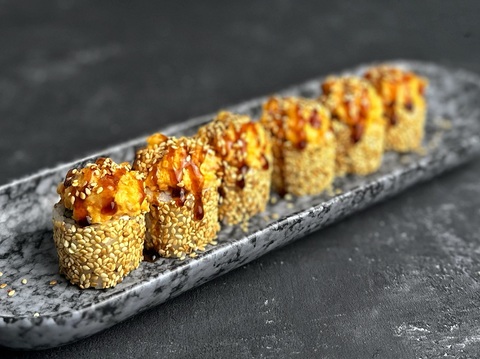 Запеченный ролл с тартаром из креветки