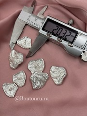 Пуговицы неровной формы рельефные в матовом светлом серебре