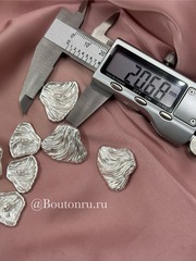 Пуговицы неровной формы рельефные в матовом светлом серебре