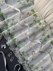 Вышивка на сетке бело-молочная ромашки 23 см