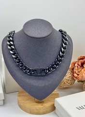 53232 - Колье-цепь крупная с подвесками лого в стиле VALENTINO в черном родаже