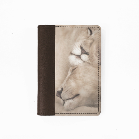 Обложка на паспорт комбинированная "Спящие львы", шоколад белая вставка